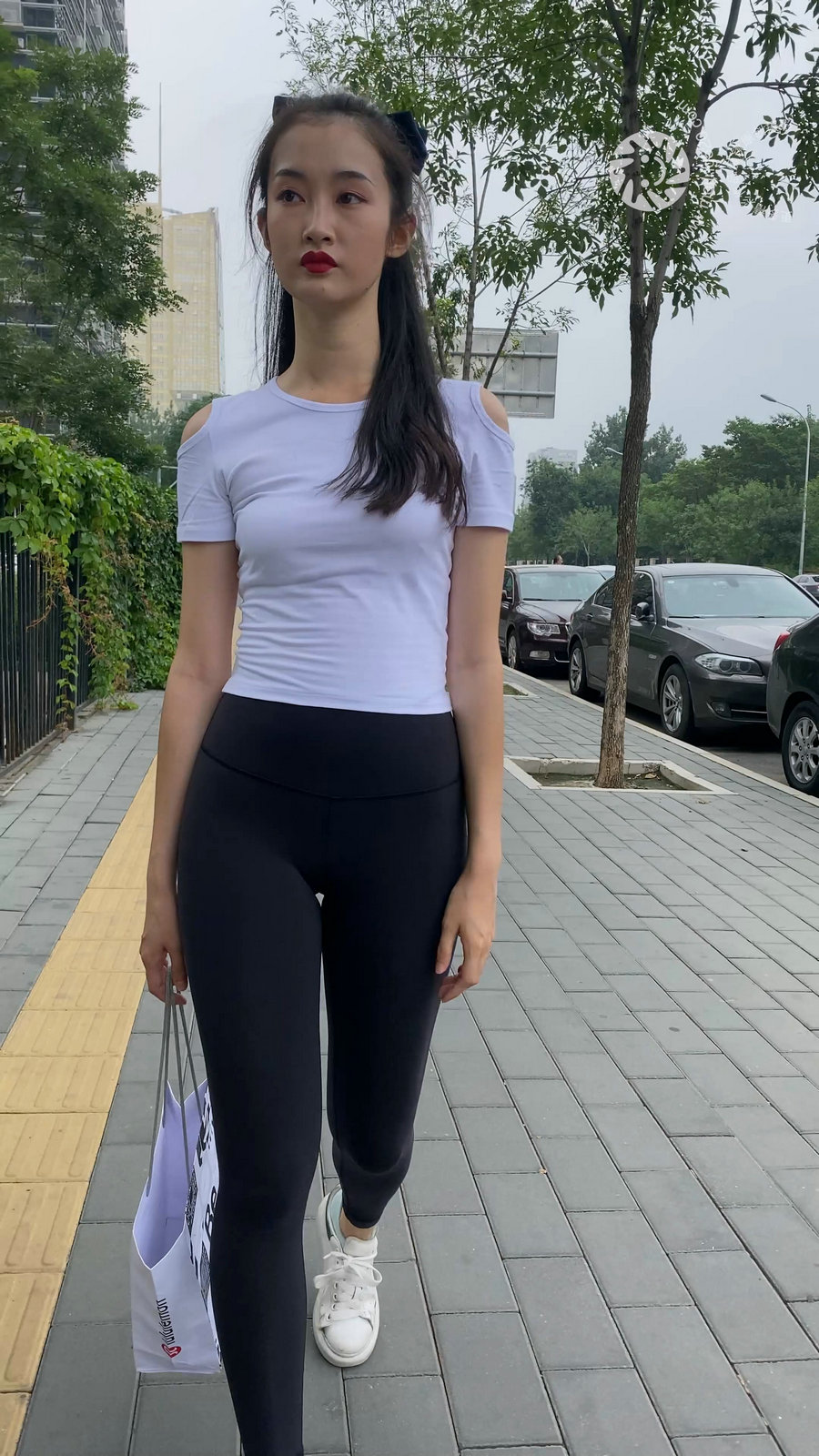 黑色瑜伽裤逛街的女孩J4000 MP4-7.76GB-米合兔