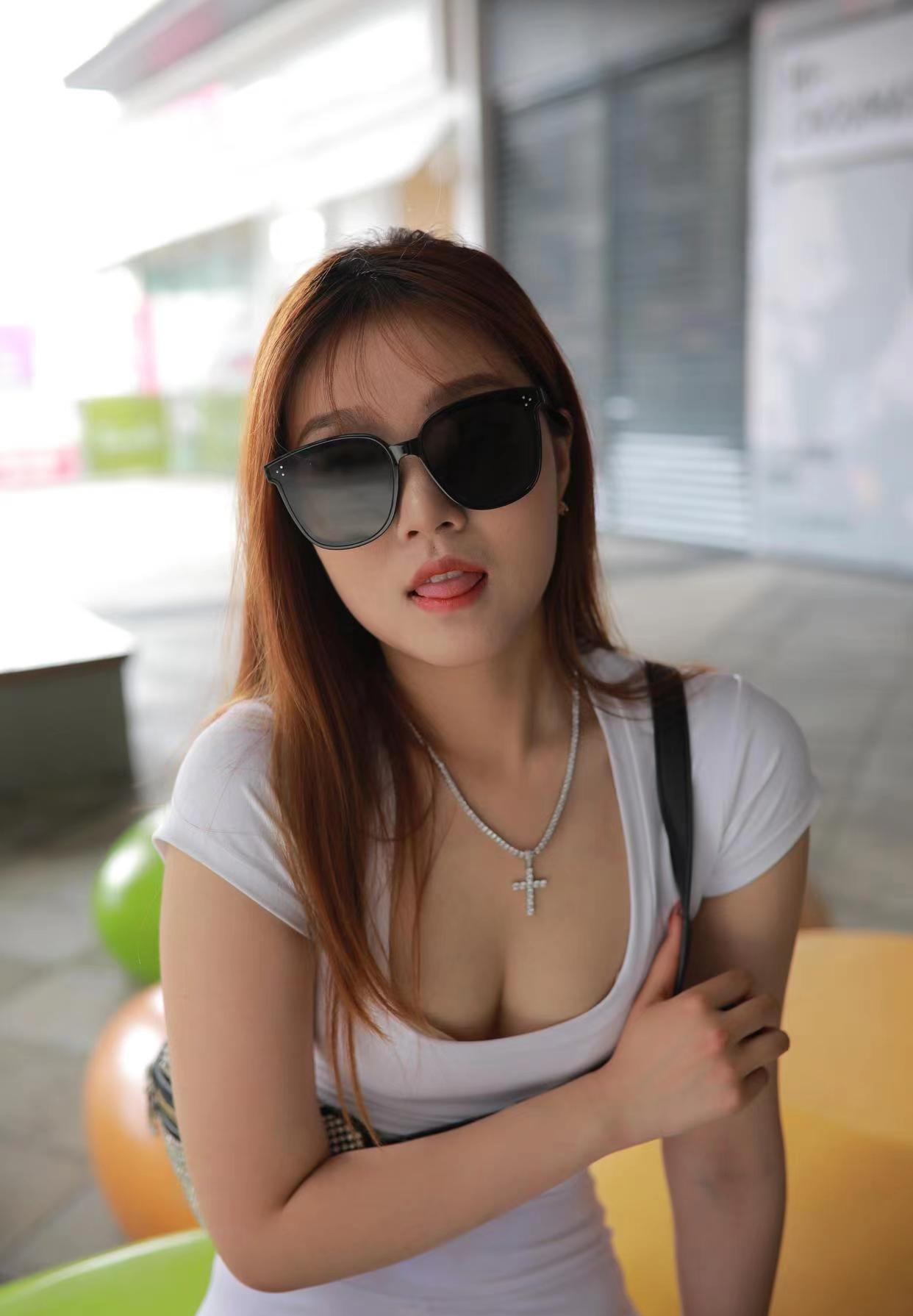 看上去拽拽的瑜伽裤女孩 J1695 425P1V-14.0GB-米合兔