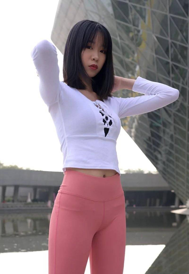 粉色瑜伽裤年轻女孩 J1311 417P17V-14.9GB-米合兔