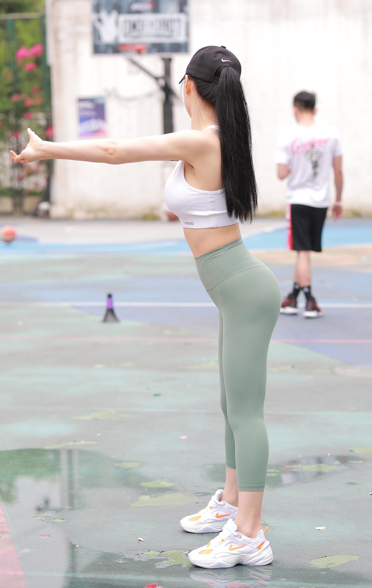 打扮很休闲的瑜伽裤女孩 J1600 415P3V-10.4GB-米合兔