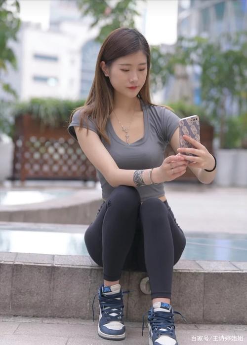 有小虎牙非常甜美的瑜伽裤女孩-米合兔