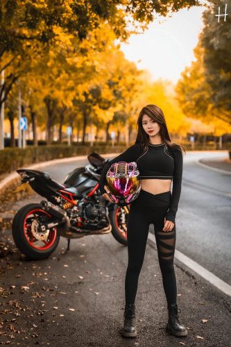 骑摩托车的瑜伽裤美女身材太好了！-米合兔