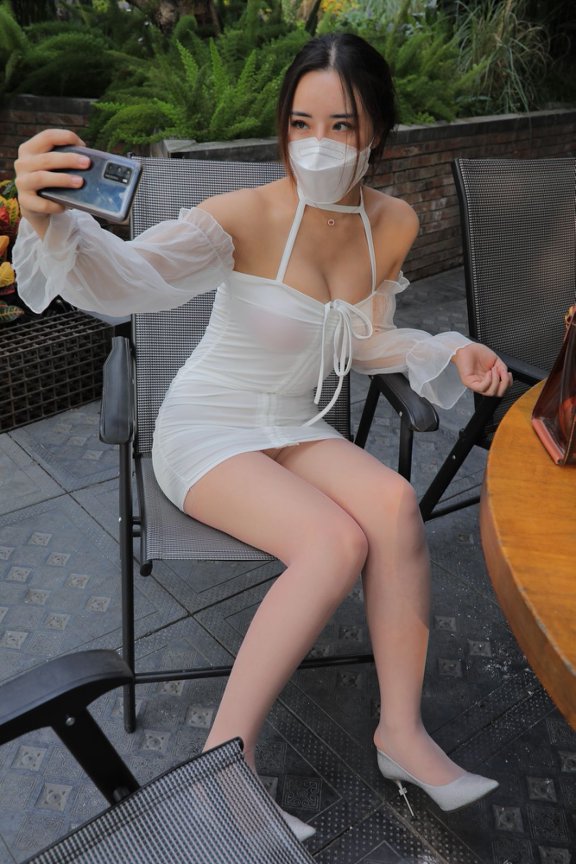 白色包臀裙大眼女孩