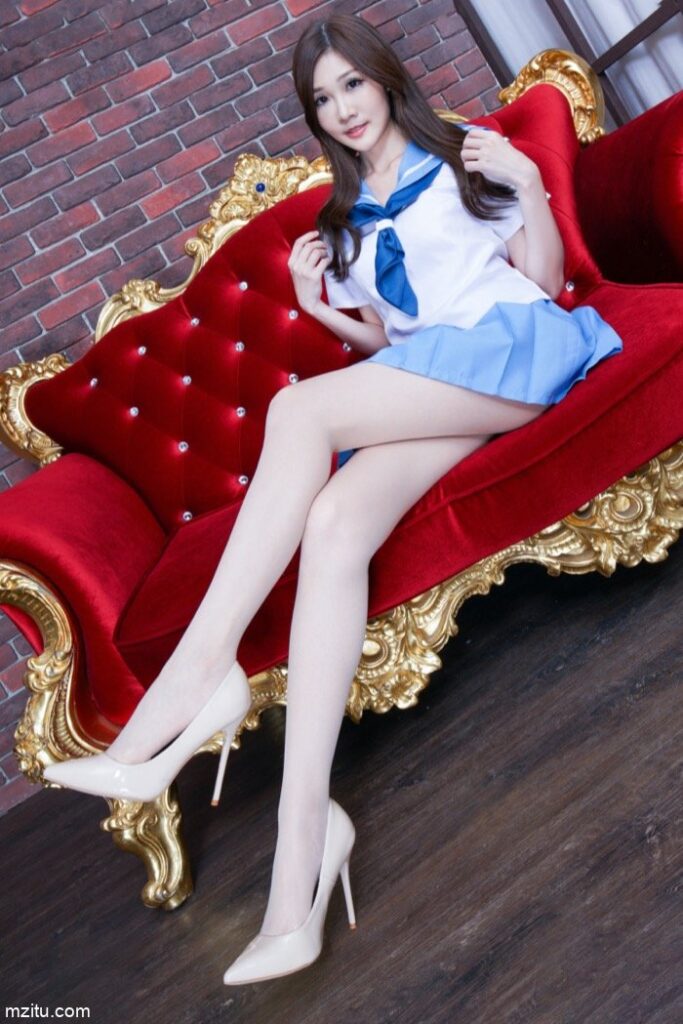 成熟迷人的美少妇，美腿纤细白皙真性感-米合兔
