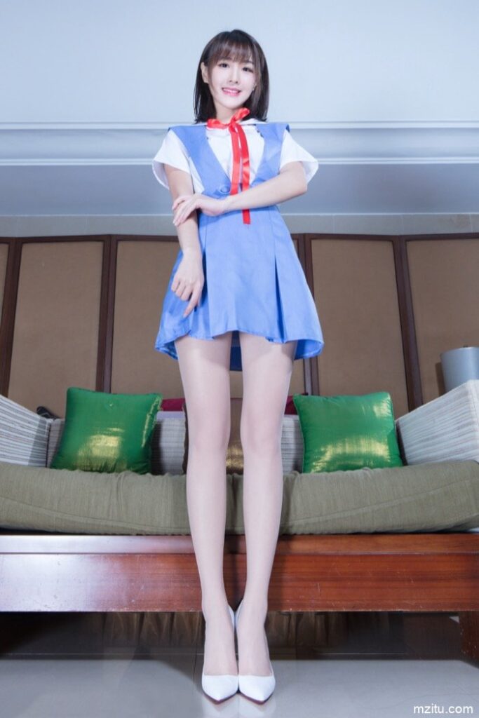 台湾妹子好甜美，一双大白腿让人移不开眼！-米合兔