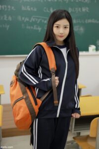 清纯校花课堂脱衣！模特徐微微童颜巨乳本色出演-米合兔