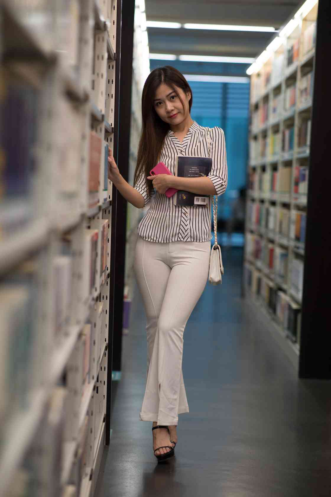 图片[5]-逛书店的白色紧身裤女孩【450P】04040-米合兔