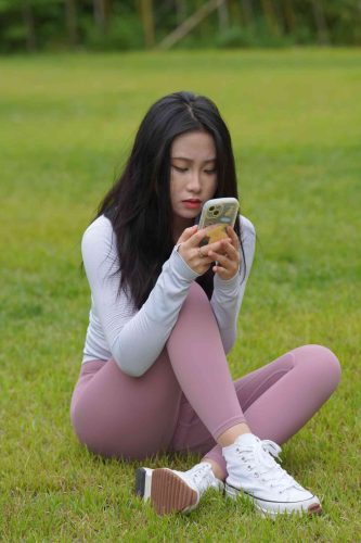 坐在草地玩手机的瑜伽姑娘【733P】04012-米合兔