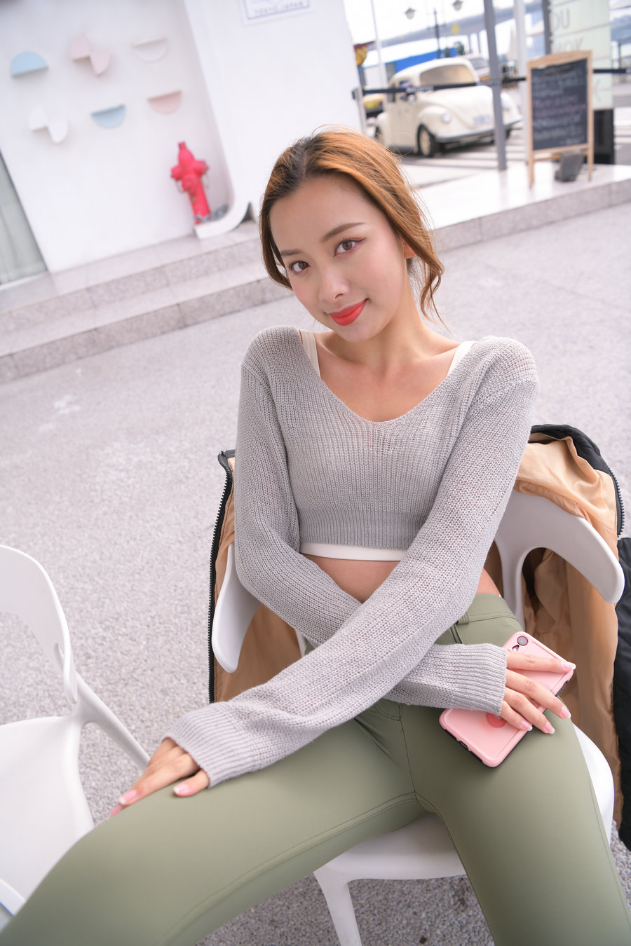 图片[2]-非常可爱的瑜伽裤女孩坐在凳子上 J1520 998P1V-26.5GB-米合兔