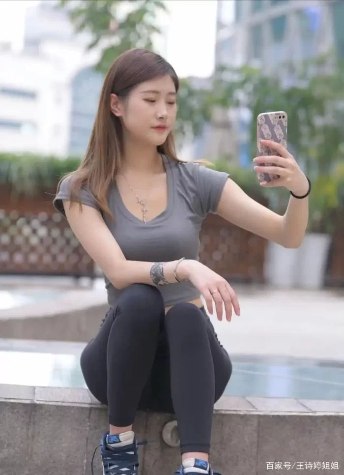 图片[2]-有小虎牙非常甜美的瑜伽裤女孩-米合兔