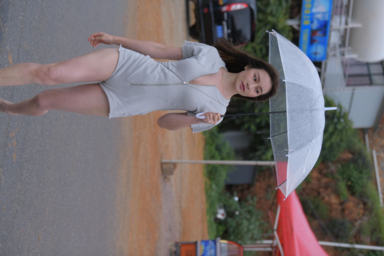 图片[5]-阴雨天在海边骑车的长发女人【156P】00044-米合兔