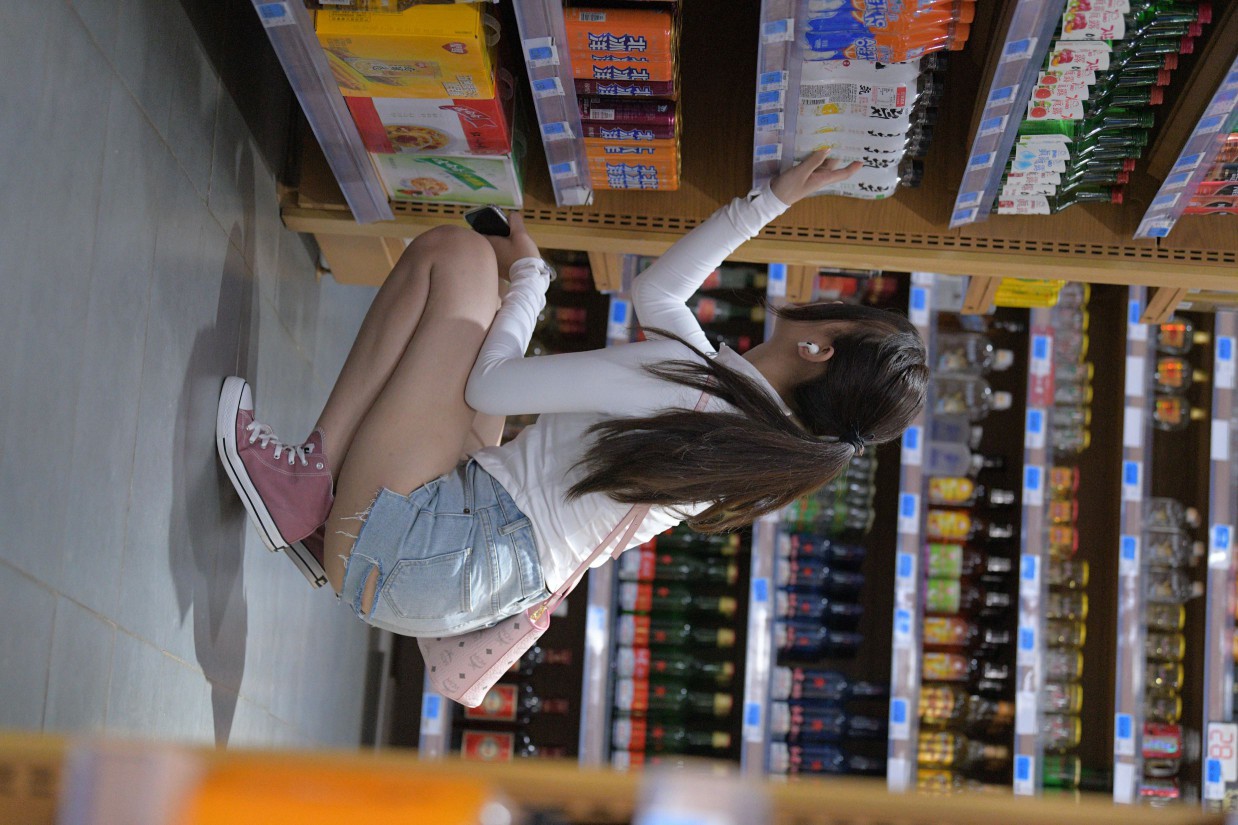 图片[5]-紧身牛仔短裤骑自行车的漂亮女孩【588P】00053-米合兔