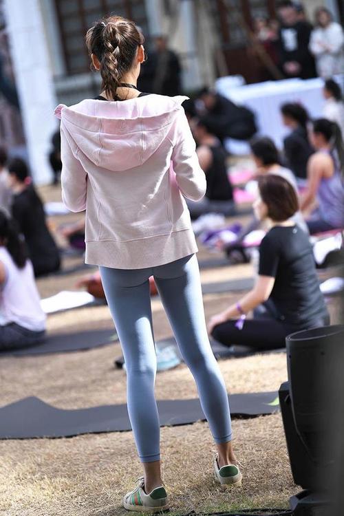 图片[2]-在广场看热闹的瑜伽裤女人-米合兔
