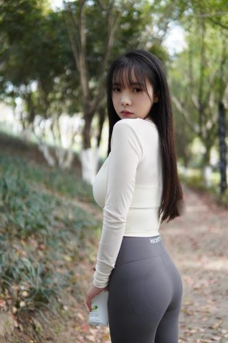 图片[9]-穿瑜伽裤爬山的长发少女-米合兔