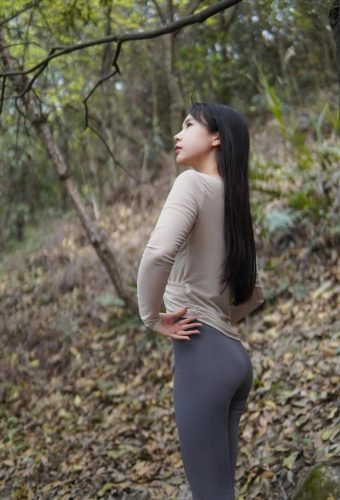 图片[5]-穿瑜伽裤爬山的长发少女-米合兔