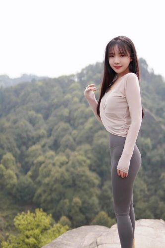 图片[3]-穿瑜伽裤爬山的长发少女-米合兔