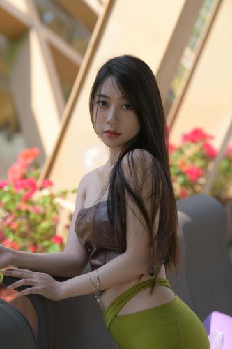 穿着绿色瑜伽裤的女孩【669P】P213-米合兔