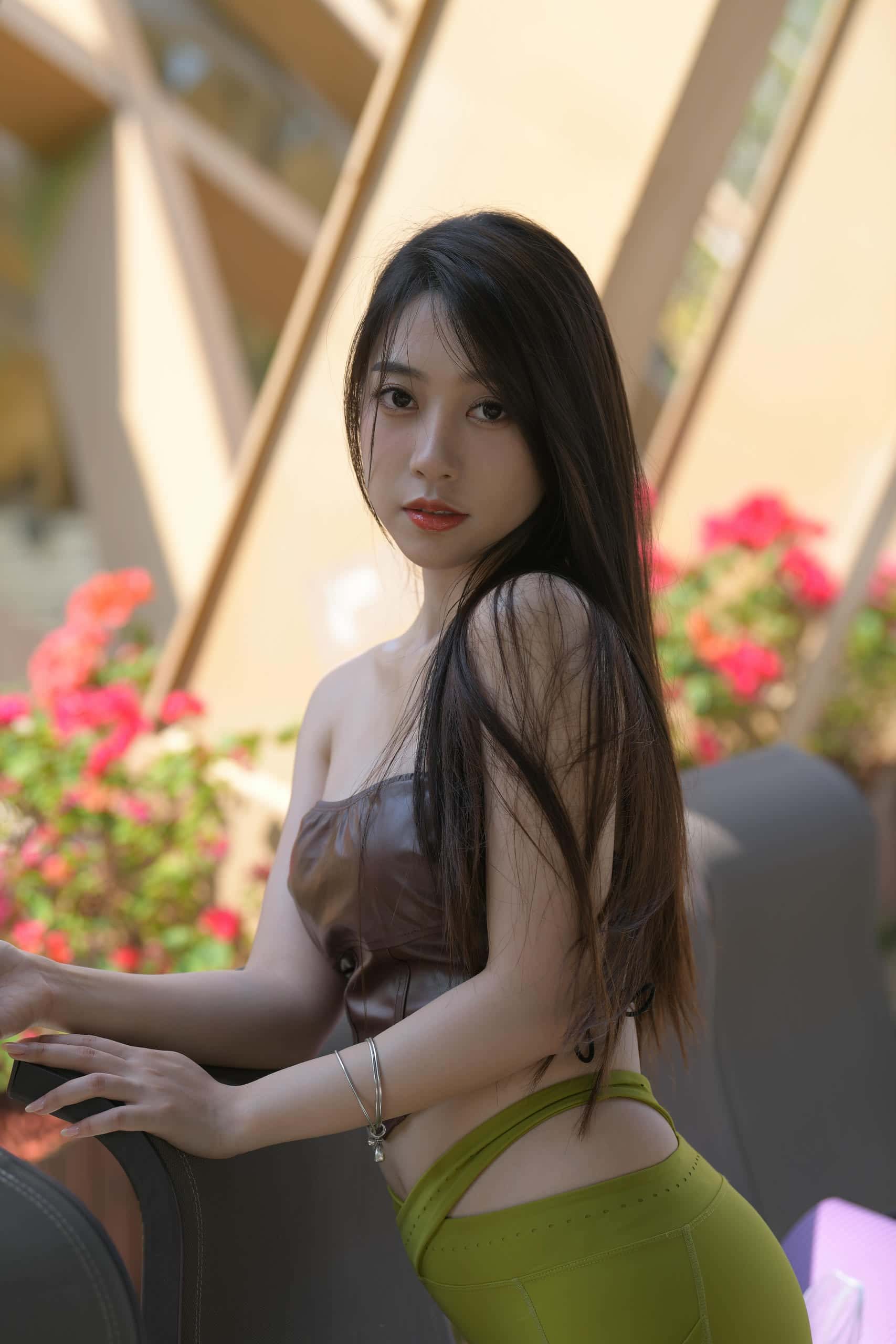 图片[1]-穿着绿色瑜伽裤的女孩【669P】P213-米合兔